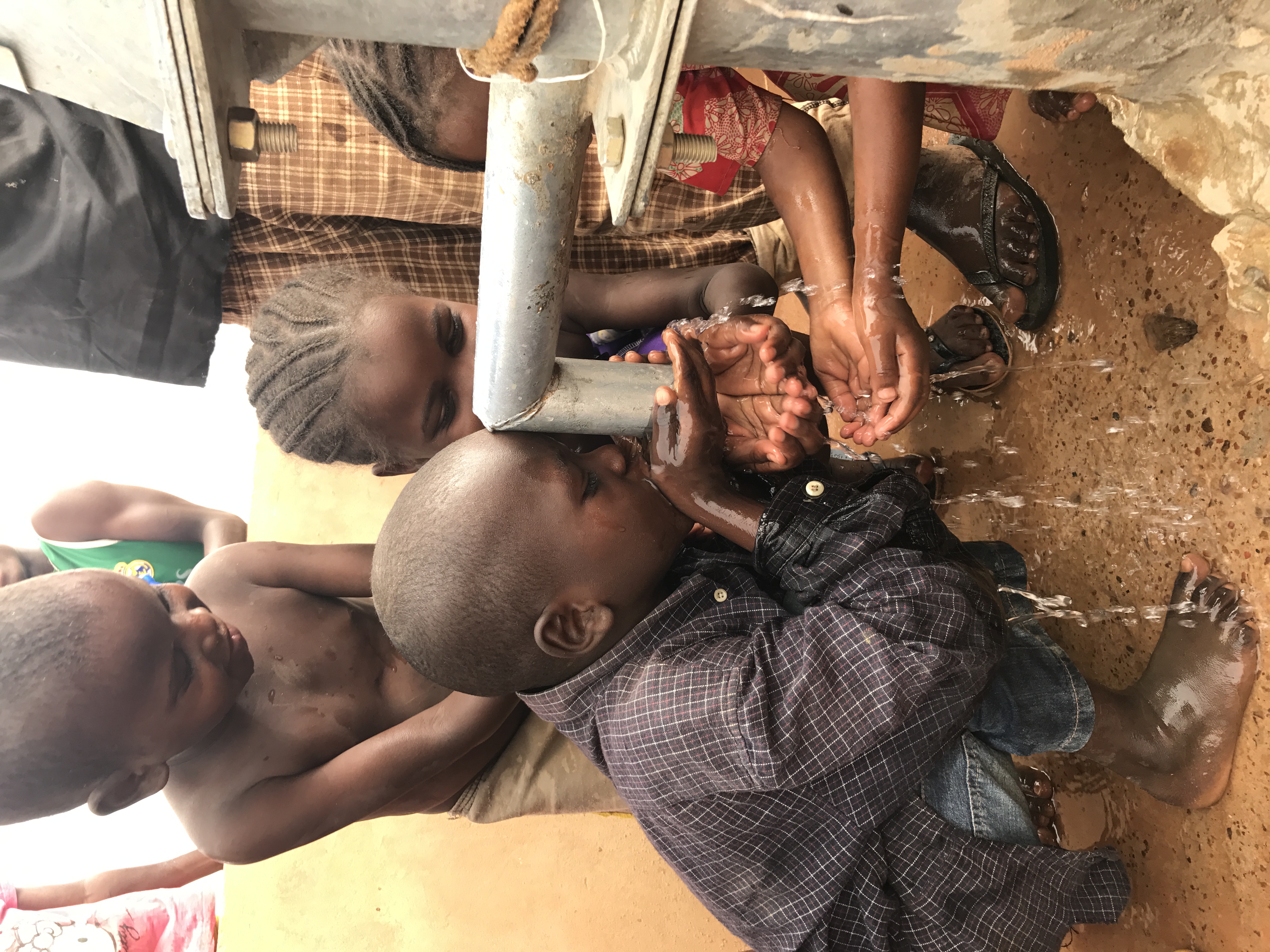 Première eau — enfants à la pompe