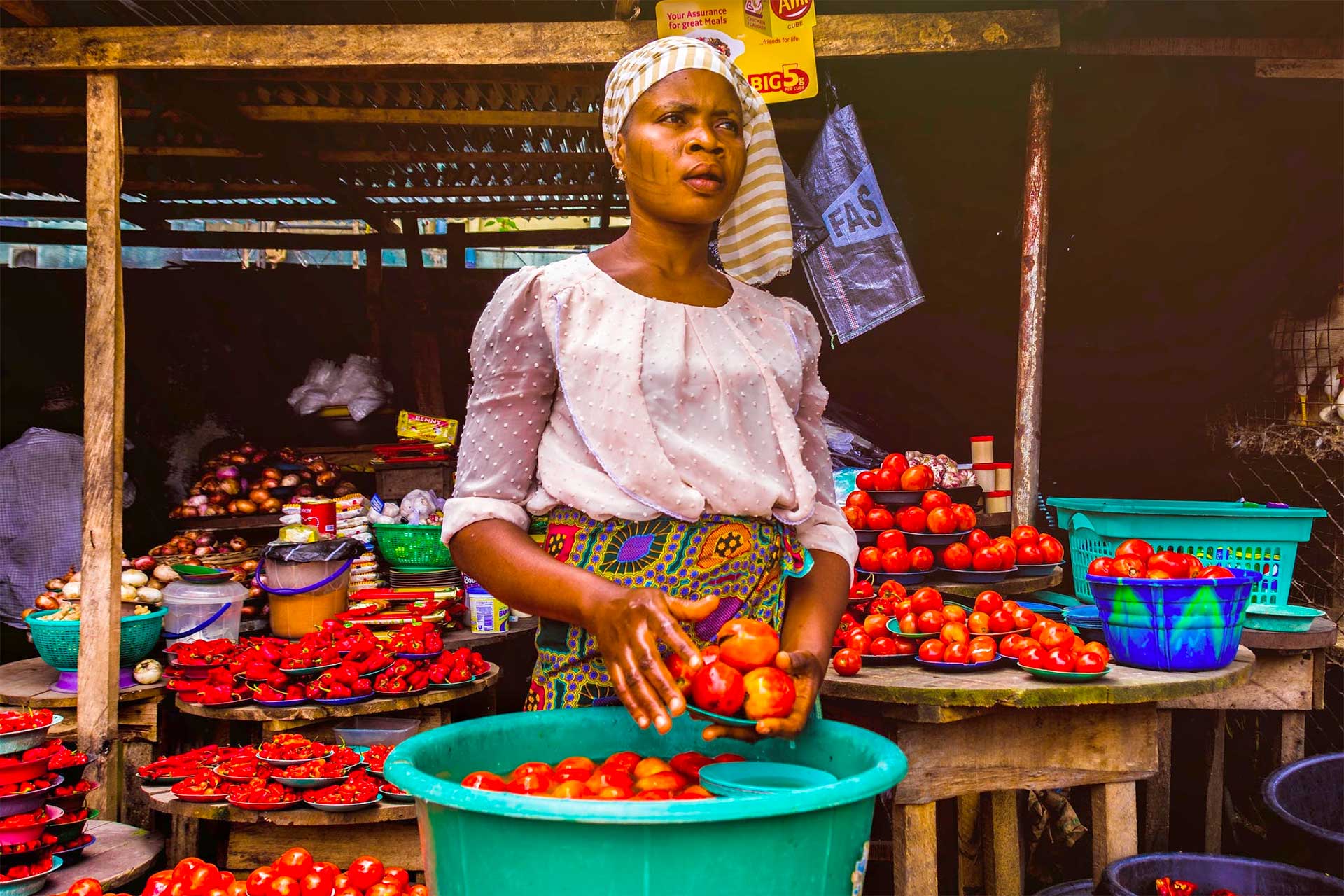 femme qui tient des légumes